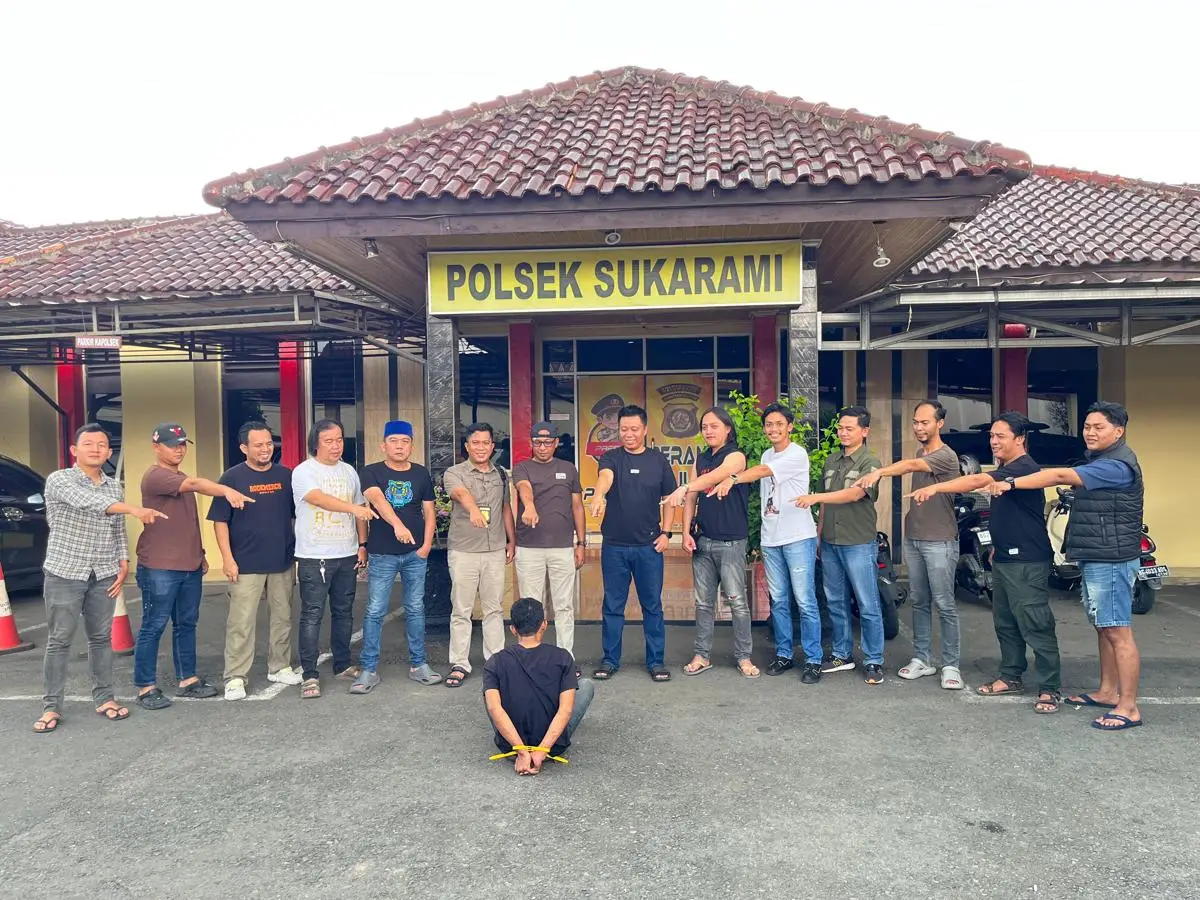 Pelaku pembunuhan staf Bawaslu OKU Selatan saat menyerahkan diri kepada pihak kepolisian.