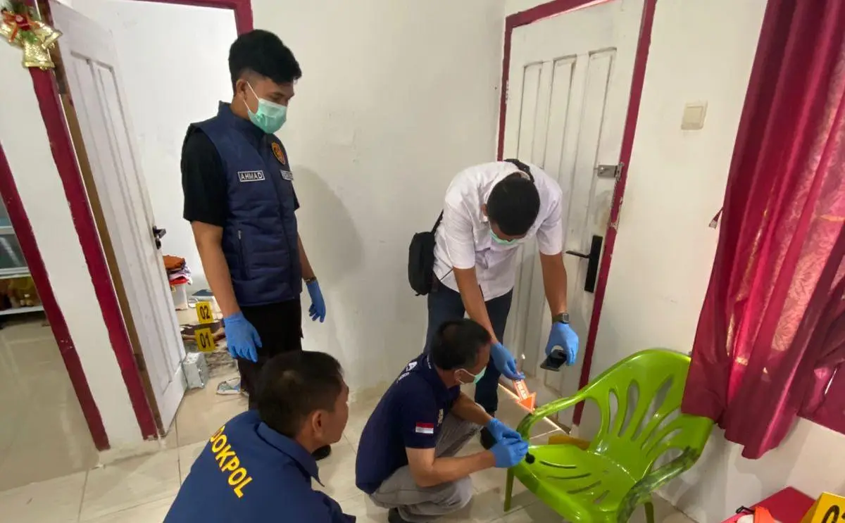 Petugas kepolisian saat melakukan olah tempat kejadian perkara (TKP) di lokasi pembunuhan staf Bawaslu.