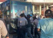 Sidang Kasus Tongtek Maut di PN Pati Ricuh, Mobil Tahanan Dihadang dan Dilempari Massa