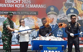 Pemusnahan jutaan batang rokok ilegal dan ribuan liter minuman beralkohol dilakukan di halaman Balai Kota Semarang
