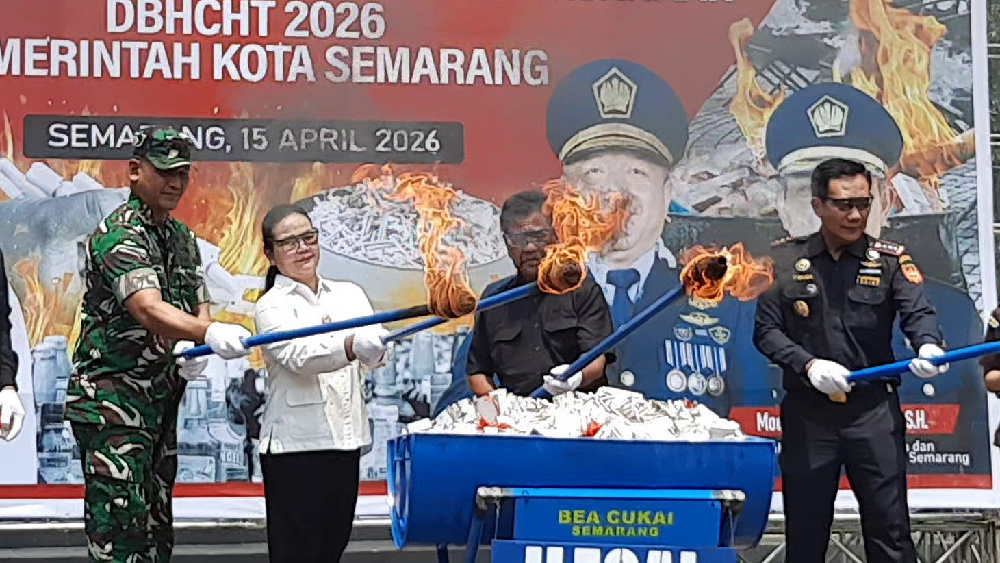 Pemusnahan jutaan batang rokok ilegal dan ribuan liter minuman beralkohol dilakukan di halaman Balai Kota Semarang