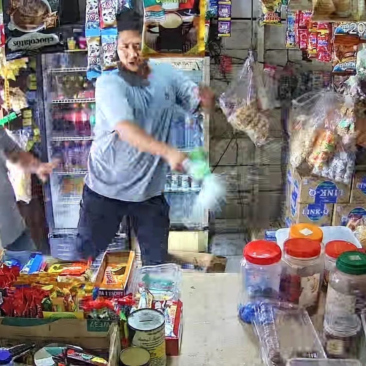 Potongan rekaman memperlihatkan pelaku menyiramkan bensin ke warung milik warga di Kecamatan Sunggal, Deli Serdang.