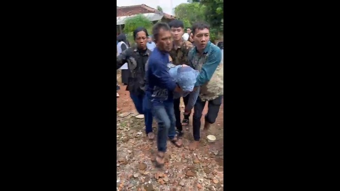 Warga saat bahu-membahu mengevakuasi pemilik hajatan yang tak sadarkan diri usai dikeroyok preman di Purwakarta.