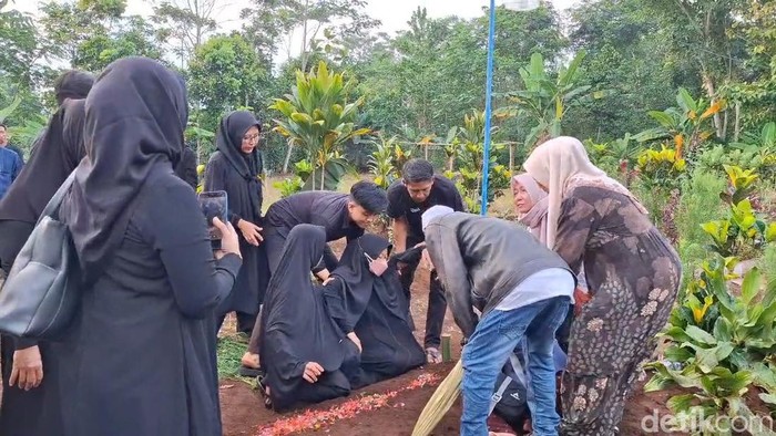 Suasana haru saat prosesi pemakaman Dadang (58), pemilik hajatan yang tewas di tangan preman di Purwakarta.