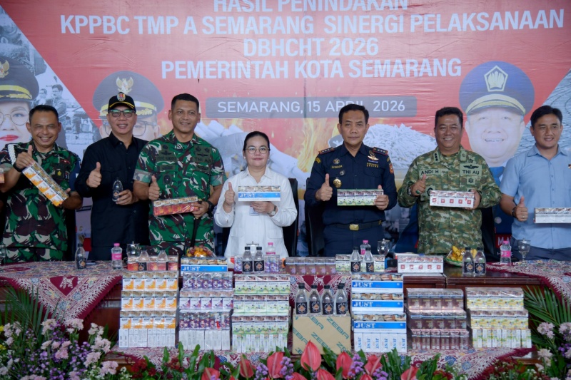Petugas menunjukkan barang bukti rokok ilegal dan minuman beralkohol sebelum dimusnahkan dalam kegiatan di Balai Kota Semarang.