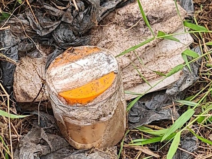 Petugas Polresta Samarinda saat melakukan pengecekan di lokasi penemuan potongan jari manusia dalam toples di area kebun warga.