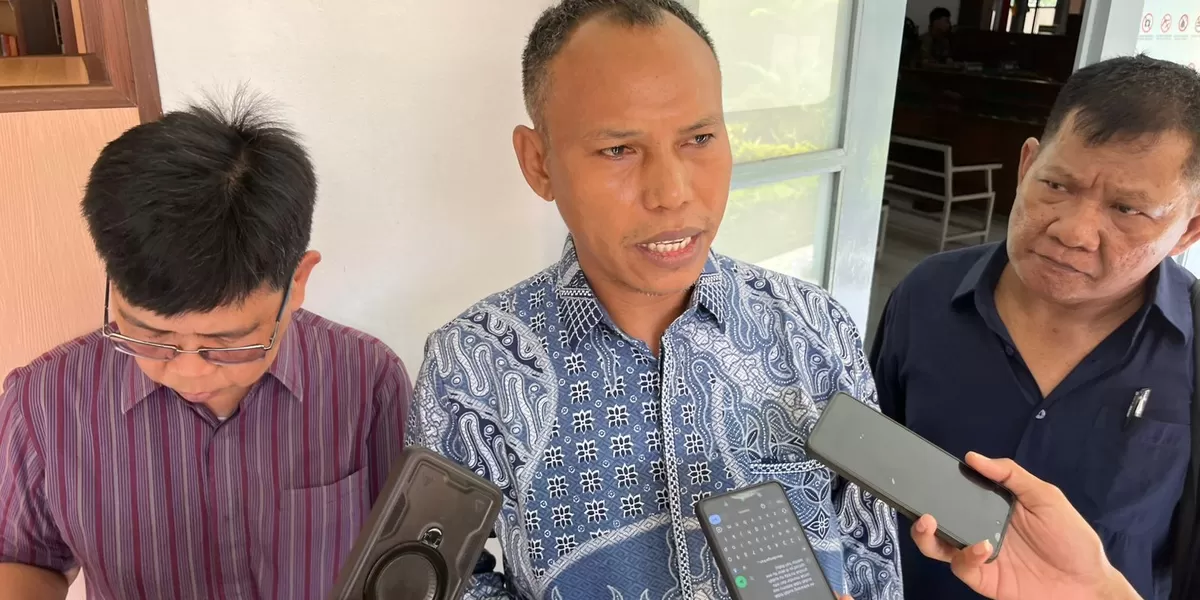 Sejumlah advokat resmi mengundurkan diri sebagai kuasa hukum PB XIV Purbaya usai menyerahkan surat pengunduran diri dalam sidang di PN Solo, Kamis (9/4).