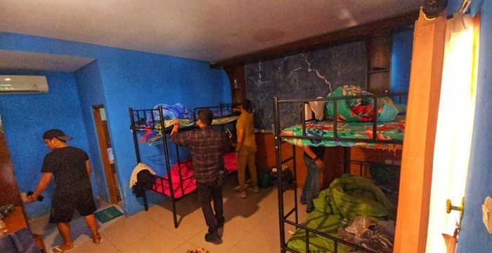 Petugas melakukan penyisiran di lokasi yang diduga digunakan sebagai kantor siber oleh sejumlah WNA di wilayah Cimaja.