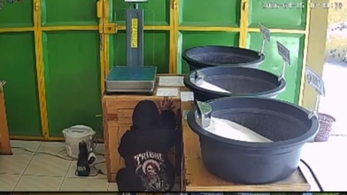 Rekaman CCTV memperlihatkan seorang perempuan yang diduga mencoba melakukan pencurian di toko beras kawasan Singaparna, Tasikmalaya.