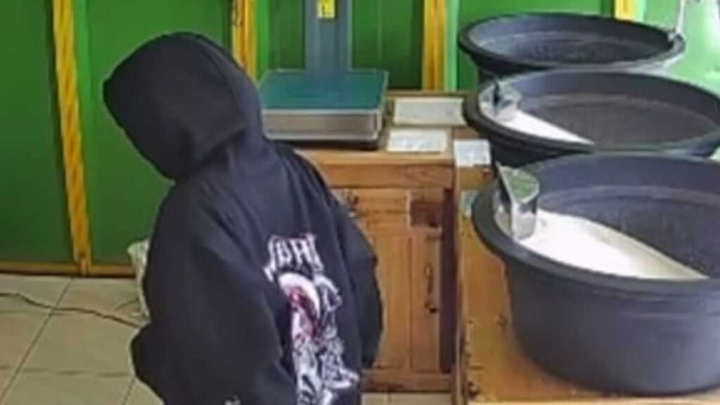 Rekaman CCTV memperlihatkan seorang perempuan yang diduga mencoba melakukan pencurian di toko beras kawasan Singaparna, Tasikmalaya.