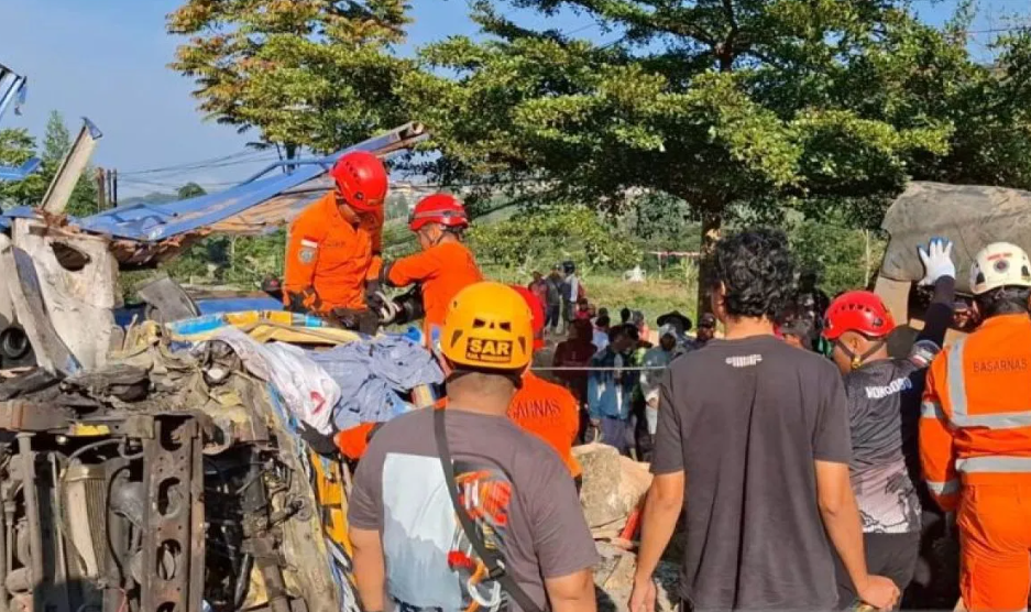 Relawan mengevakuasi kendaraan dan material yang berserakan usai kecelakaan beruntun di Wonosobo.